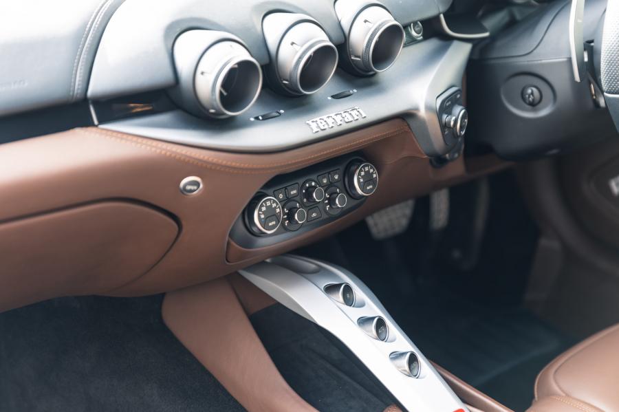 Детали интерьера Ferrari F12berlinetta 2014 года  (UK) (фото 42 из 276)